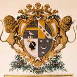 ...� il grande stemma dipinto sull�architrave di una soglia d�accesso laterale, nel quale due possenti leoni dorati sorreggono i blasoni delle famiglie proprietarie succedutesi nei secoli